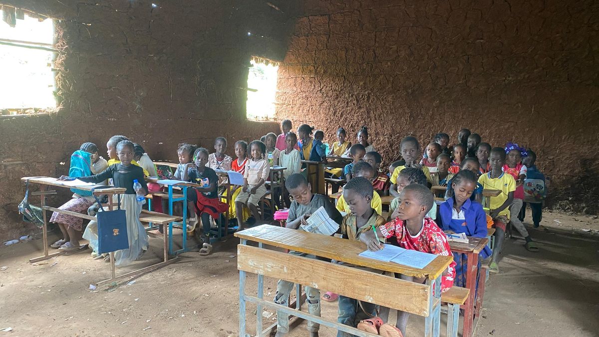 Los niños y niñas de Konso, en Etiopía, están encantados de poder aprender conocimientos en la escuela que han creado los dos emprendedores asturianos.