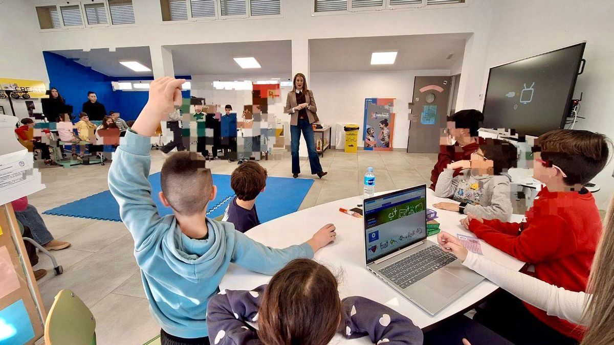 Cristina Martín, ingeniera civil, respondiendo una pregunta de una alumna