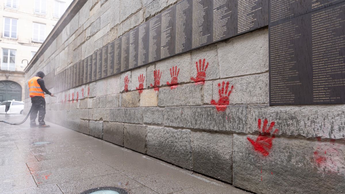 Pintadas antisemitas, ataúdes y cabezas de cerdo: Francia sigue la pista rusa tras varios actos de "desestabilización"