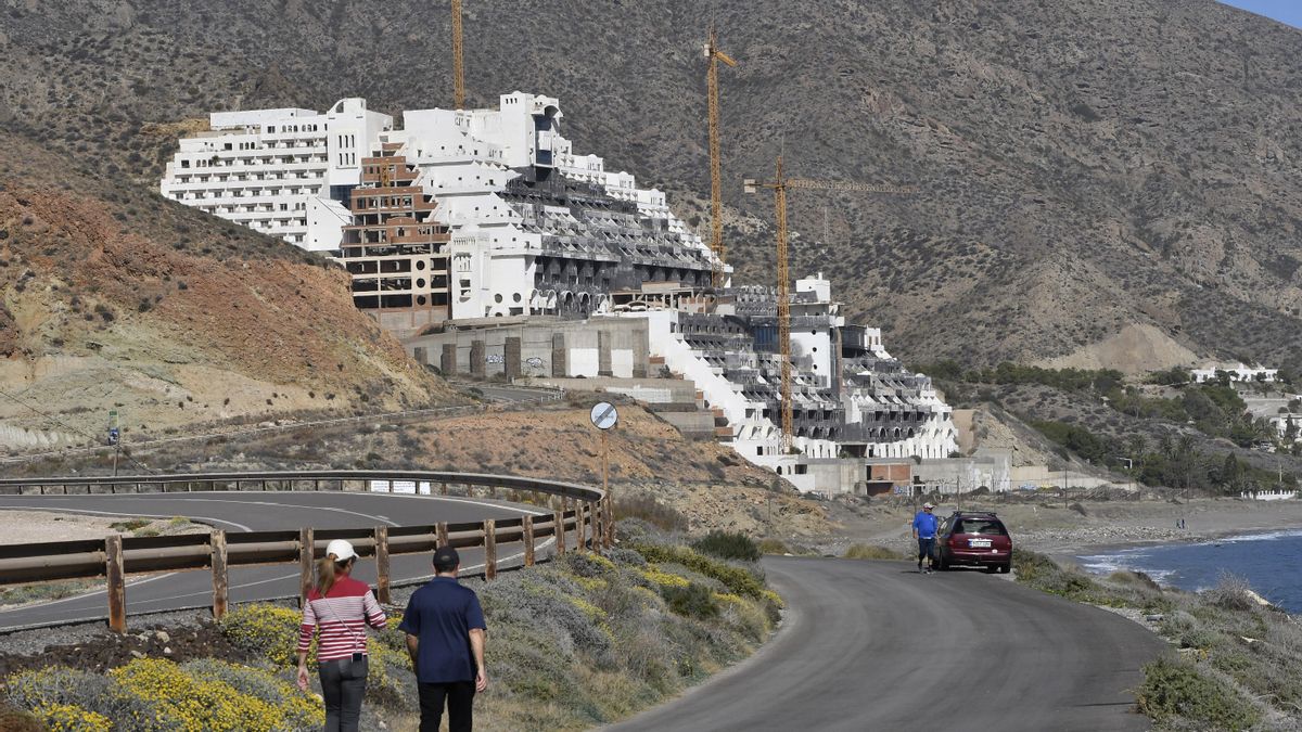 La decisión de los jueces del Algarrobico: desbloquear el derribo ellos mismos o dar una nueva oportunidad al Ayuntamiento