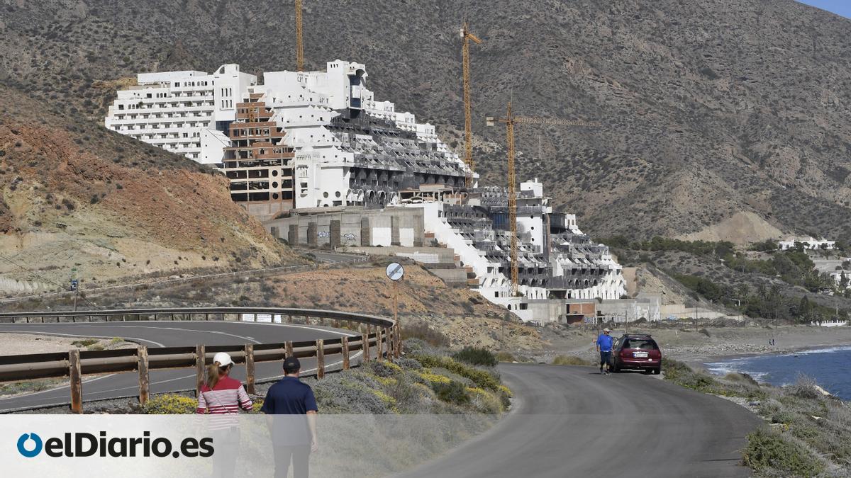 La decisión de los jueces del Algarrobico: desbloquear el derribo ellos mismos o dar una nueva oportunidad al Ayuntamiento