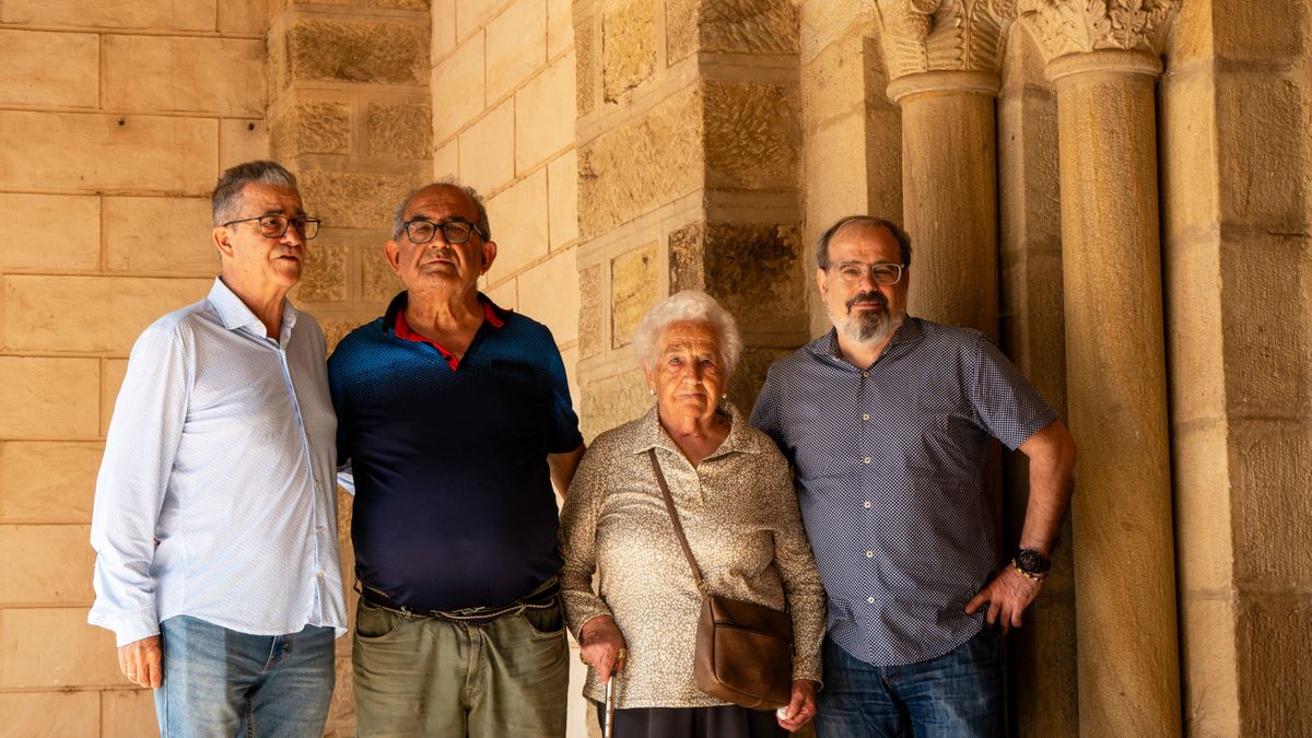 Cirila, junto a familiares y amigos en el pórtico de la iglesia de Quintana Redonda, en Soria.