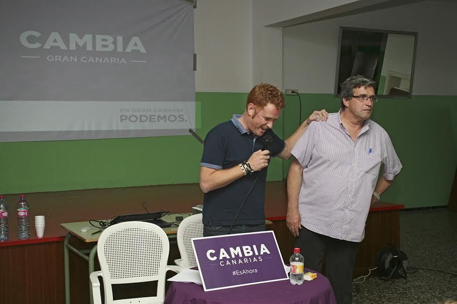 Alejandro Pérez y Javier Doreste, en el encuentro ciudadano de Podemos. (ALEJANDRO RAMOS)