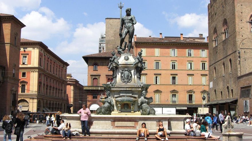 El Neptuno da la bienvenida a la Plaza Mayor de Bolonia.