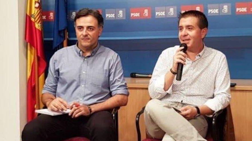 Jesús Perea (izquierda), junto al presidente de la Diputación de Albacete, Santiago Cabañero