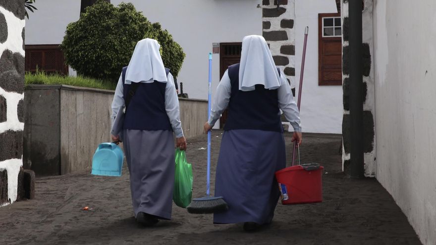 Las monjas de la Congregación Marta y María se disponen a limpiar cenizas alrededor de la iglesia de Los Llanos de Aridane