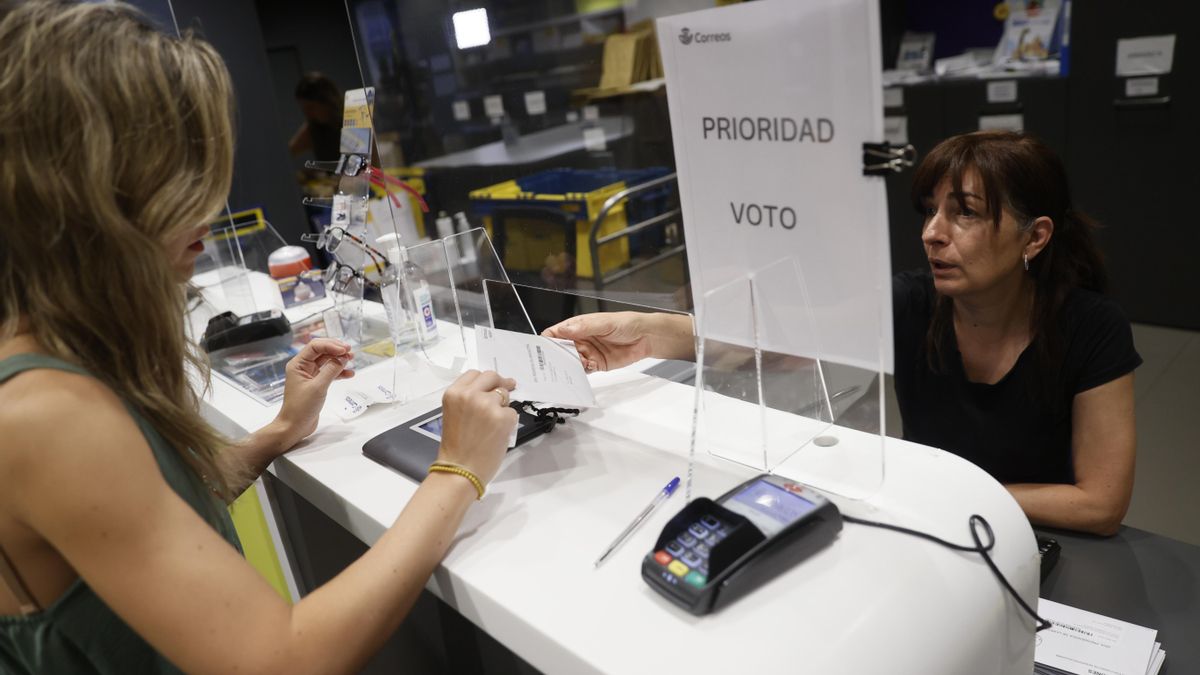 El voto por correo en las elecciones de Extremadura cae casi a la mitad respecto a 2023