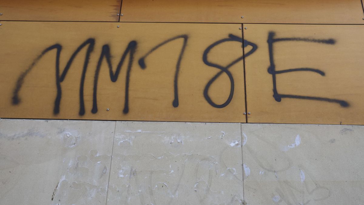 Otra de las pintadas en la sede del PSOE de Salamanca.