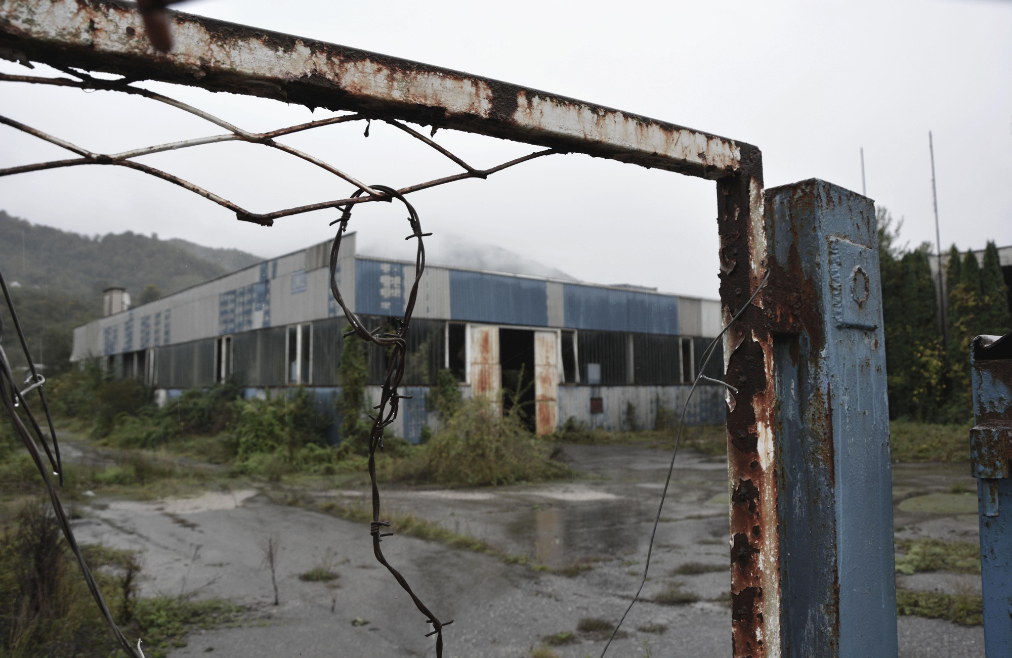 En estas verjas que hoy no son más que óxido, los cascos azules negaban la entrada a los solicitantes de asilo