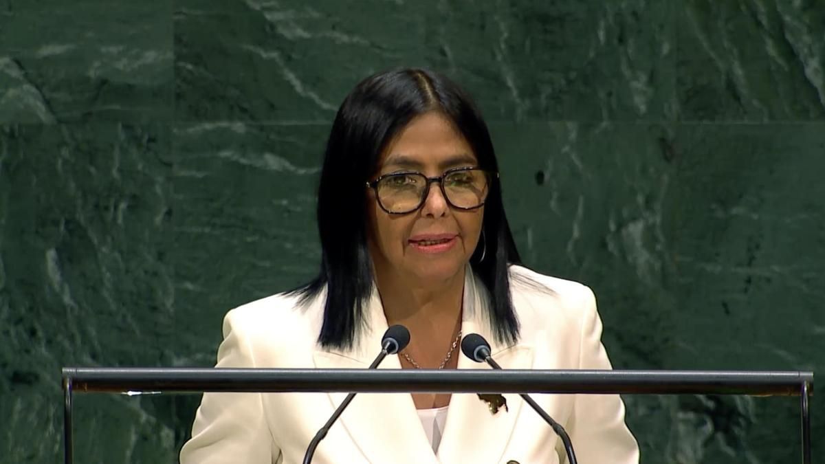 Delcy Rodríguez promete elecciones en Naciones Unidas mientras da las gracias a Trump y evita mencionar a Maduro y Chávez