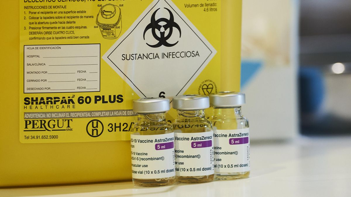 Varios viales con la vacuna de AstraZeneca en el dispositivo de vacunación masiva frente al Covid-19 en el Palacio de Exposiciones y Congresos de Santander