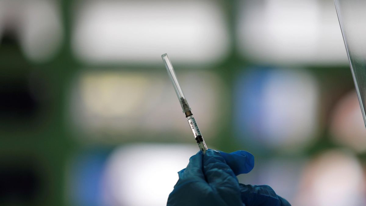 Cada uno de los congeladores permitirá el almacenamiento de unas 85.000 dosis de las vacunas contra la enfermedad que provoca el nuevo coronavirus. EFE/Bienvenido Velasco/Archivo