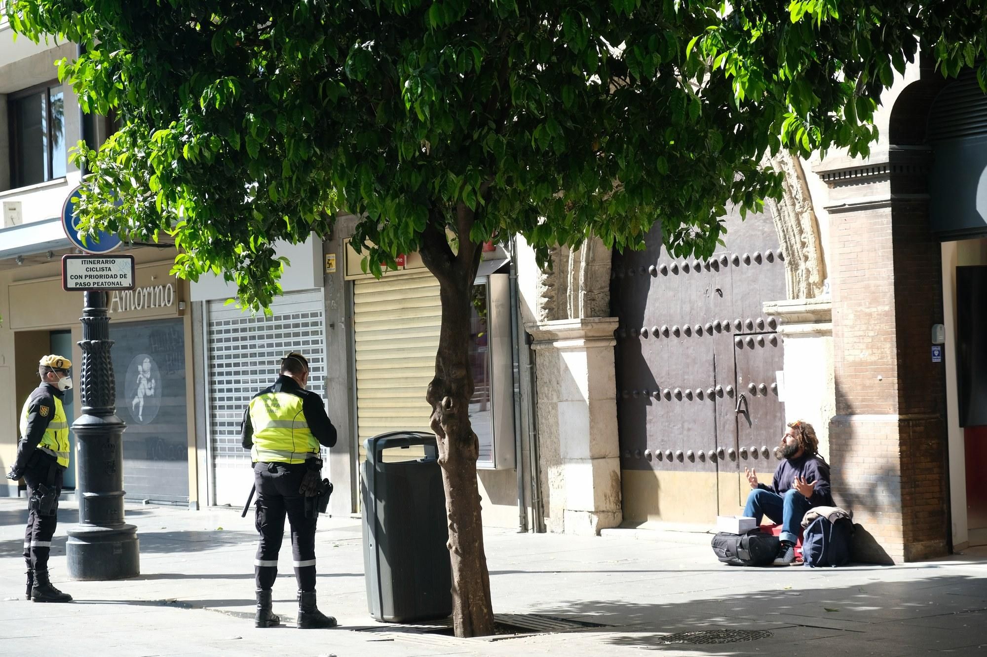 Miembros de la UME recomiendan a una persona indigente no estar en la calle /Foto: Luis Serrano