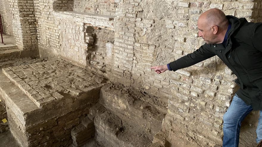 El arqueólogo Miguel Ángel de Dios señala las escaleras que llevaban al hejal.
