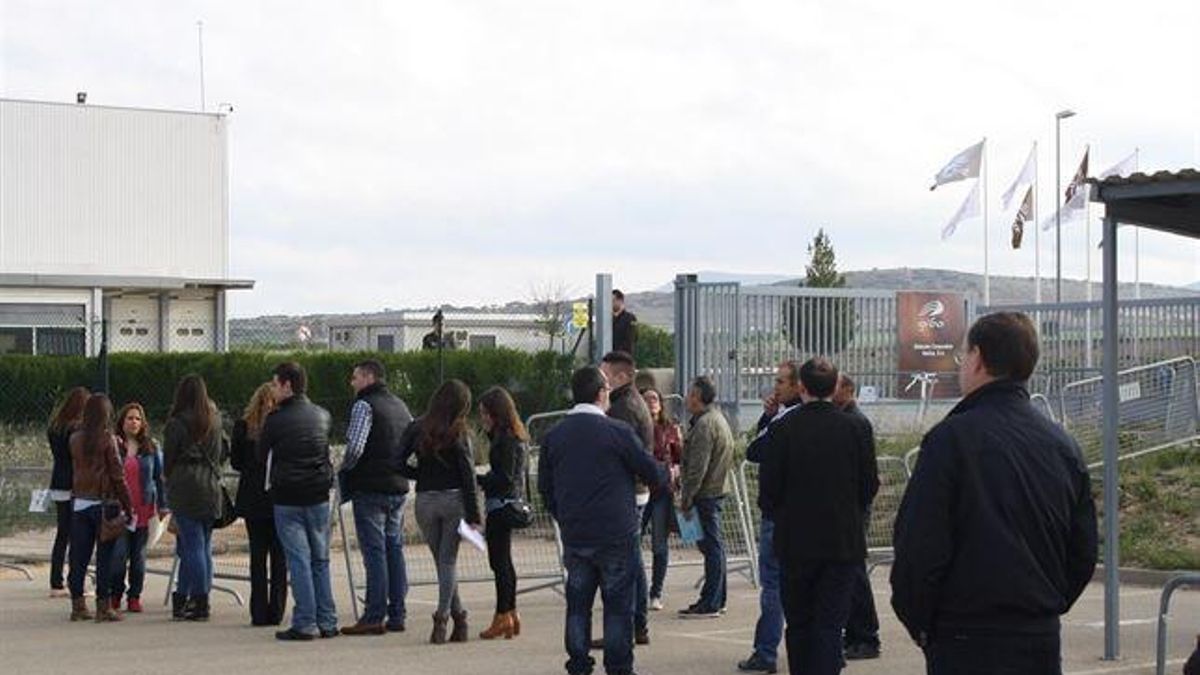 Personas hacen cola para ser contratados en Gibacars, Almansa