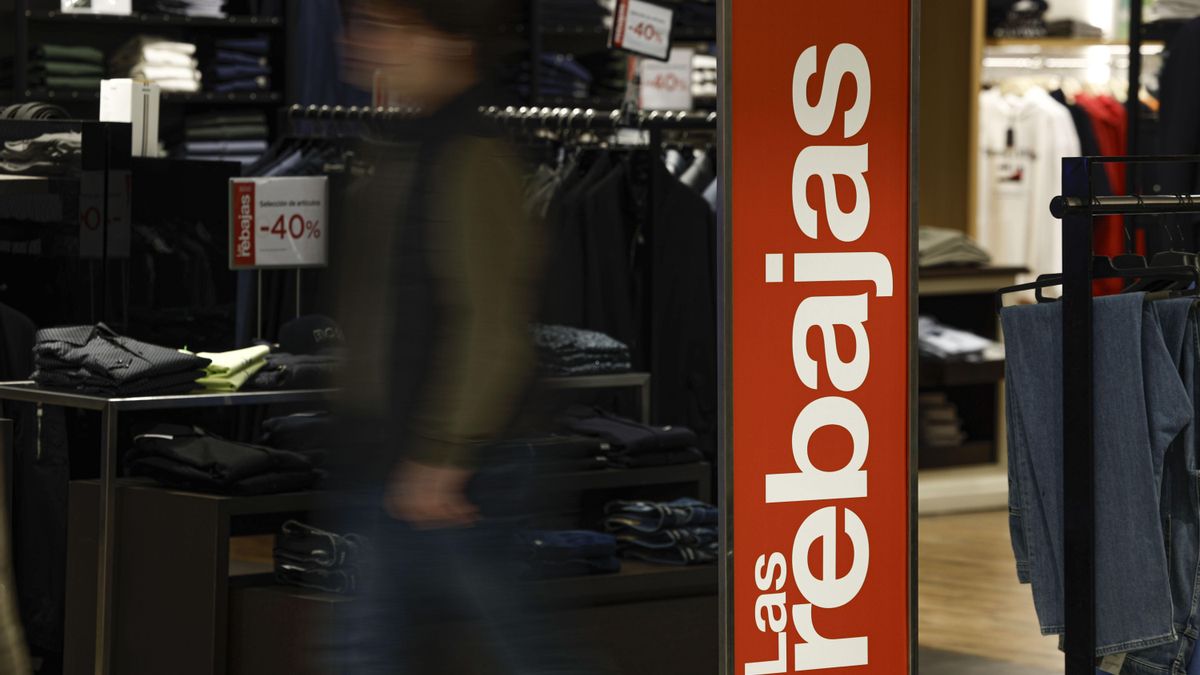 Un comercio anunciando el inicio del periodo de rebajas de enero