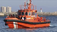 Una patrullera de Salvamento Marítimo traslada al puerto de Almería a unos inmigrantes rescatados cuando viajaban en una patera (imagen de archivo).