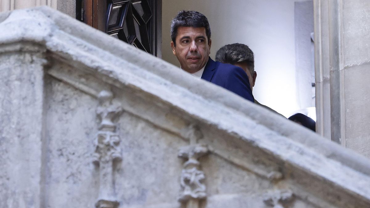 El presidente de la Generalitat valenciana, Carlos Mazón, momentos antes de la declaración institucional en la que ha anunciado su dimisión.