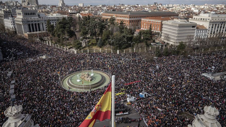 Cientos de miles de personas inundan la plaza de Cibeles y las calles de Madrid en defensa de la sanidad pública.