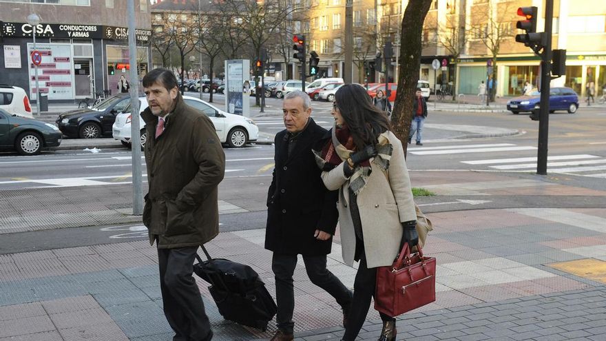 Javier Beramendi con Xabier Sánchez Robles, a la entrada del juzgado