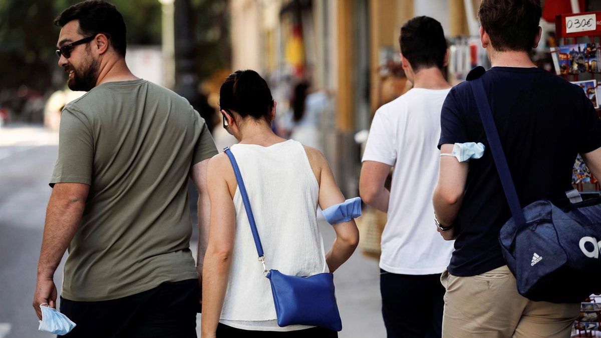 Unes quantes persones sense màscara el passat dissabte a València.