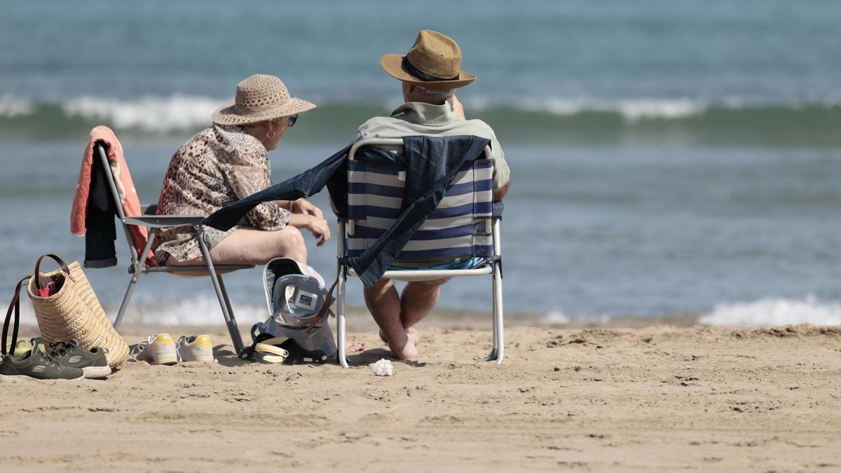 Sol y temperaturas de hasta 25 grados dominarán una semana sin apenas lluvias. En la imagen, la playa de la Malvarrosa de Valencia, donde los termómetros rozan los 30 grados