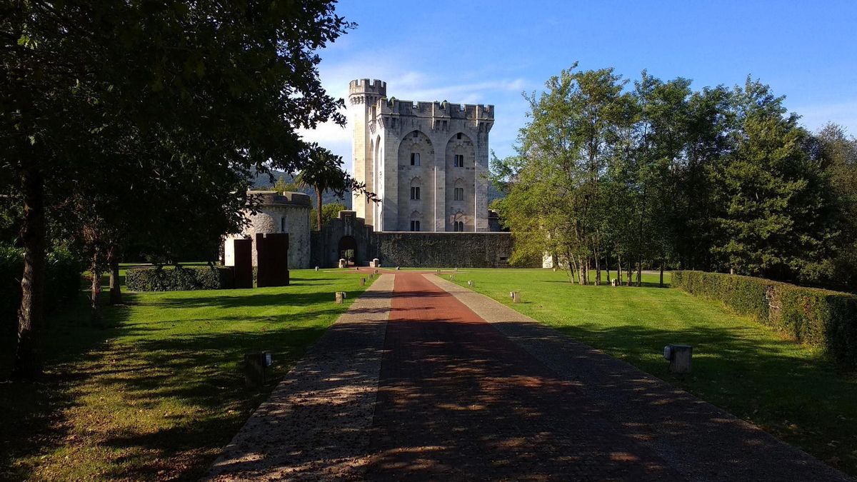 Es un equilibrio perfecto entre la arquitectura palaciega y la herencia militar, diseñado para asombrar a quien se acerque a sus muros