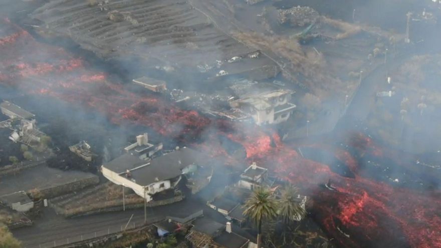 'Río' de lava fluyendo hacia el mar desde Cumbre Vieja, en La Palma