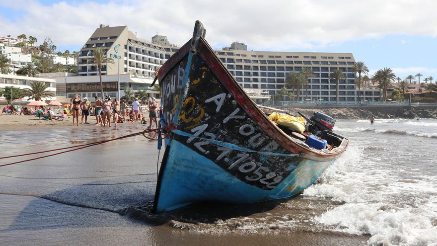 Una patera llegada a la Playa de Las Burras este domingo.