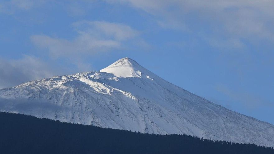 La nieve tiñe de blanco el Teide y las cumbres de La Palma por segundo día consecutivo
