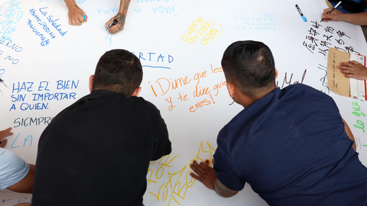 Los reclusos escriben sus ideas en el papel que inspirará el mural de Boa Mistura.