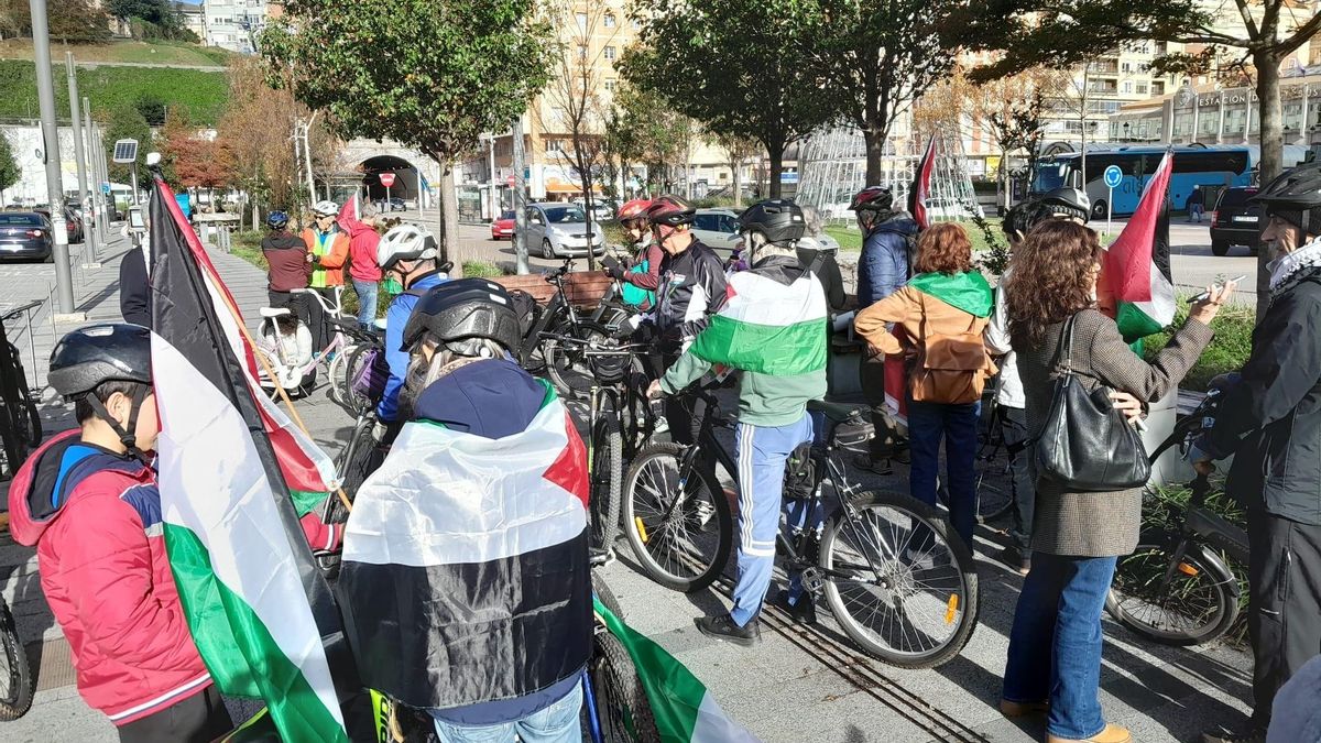 Unas 200 personas participan en la bicicletada solidaria de Santander en solidaridad con Palestina