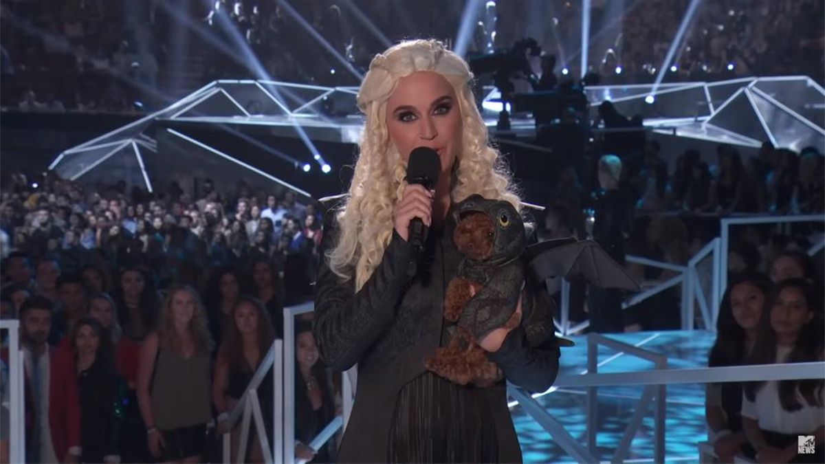 La Khaleesi Katy Perry vuela en su debut al frente de los VMA's en TV