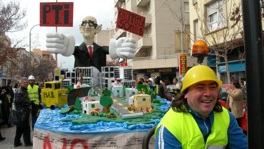 Pancartas contra la constricción de la autovía colgadas en el vivero de Can Malalt durante la primavera de 2006.