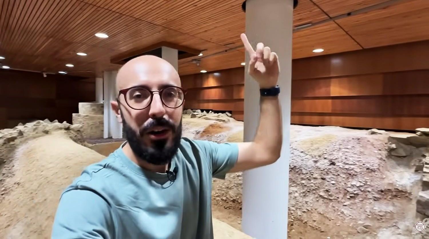 Néstor F. Marqués en la cripta del foso doble de la muralla de la Legio X Gemina en Astorga