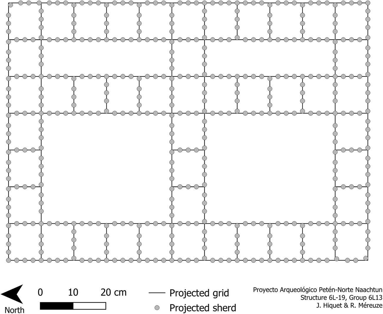 Reconstrucción idealizada del tablero según los elementos restantes, indicando el número original de teselas calculado a partir de la distancia media entre los centroides de los tiestos.