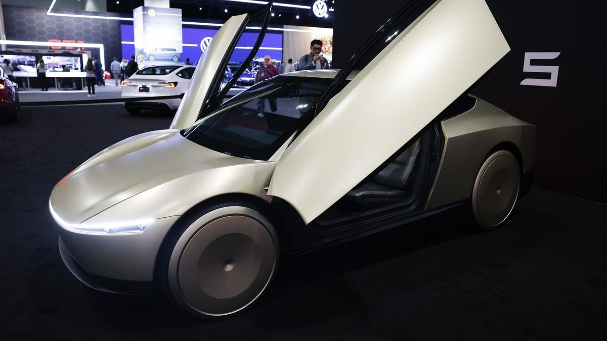 EEUU investiga al robotaxi de Tesla tras varios vídeos en los que aparece infringiendo las normas de tráfico