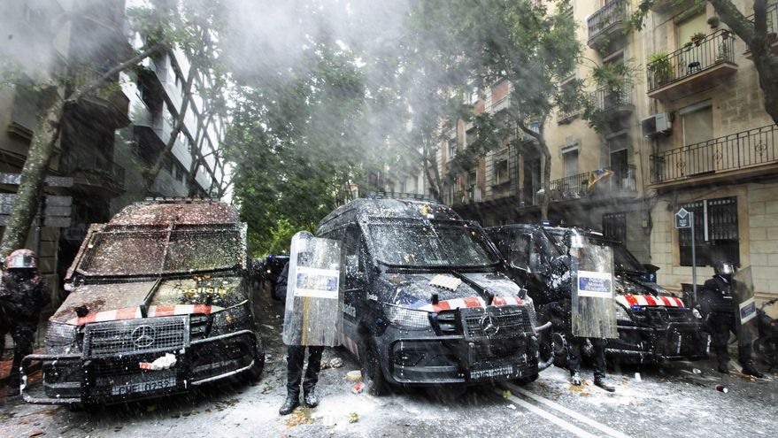 Los concentrados han intentado evitar el desahucio lanzando objetos y pintura contra la línea policial. EFE/Marta Perez