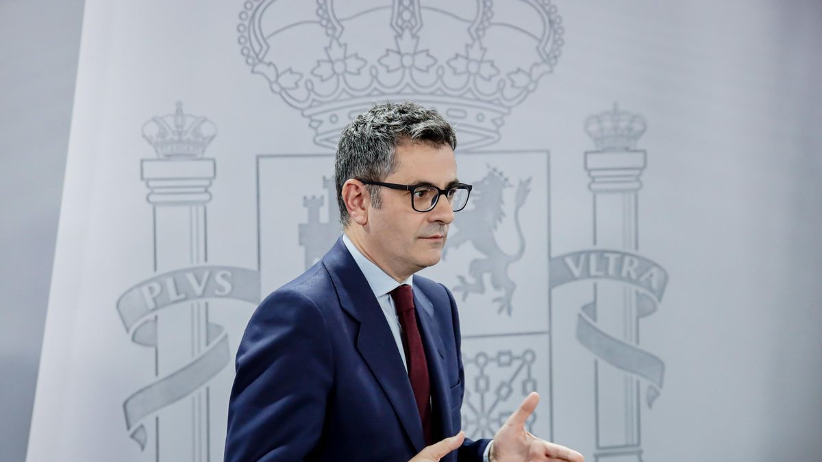 El ministro de la Presidencia, Relaciones con las Cortes y Memoria Democrática, Félix Bolaños, a su salida de una rueda de prensa posterior al Consejo de Ministros, en el Palacio de La Moncloa, a 29 de noviembre de 2022, en Madrid (España).