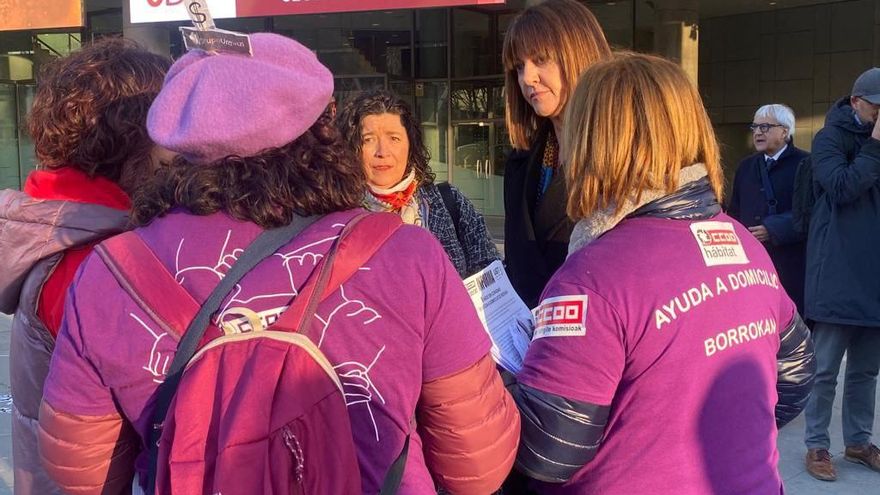 Idoia Mendia conversando con trabajadoras de Ayuda a Domicilio de Bizkaia.
