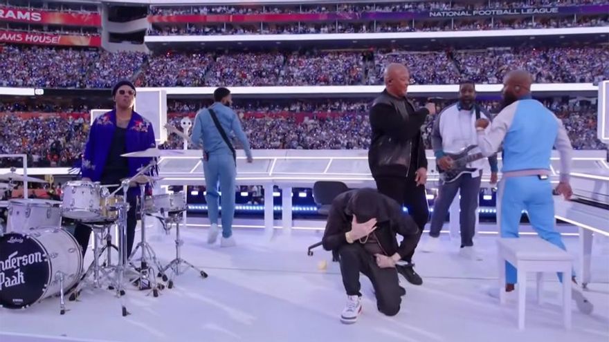 El gesto antirracista de Eminem en la Super Bowl al clavar su rodilla contra el suelo