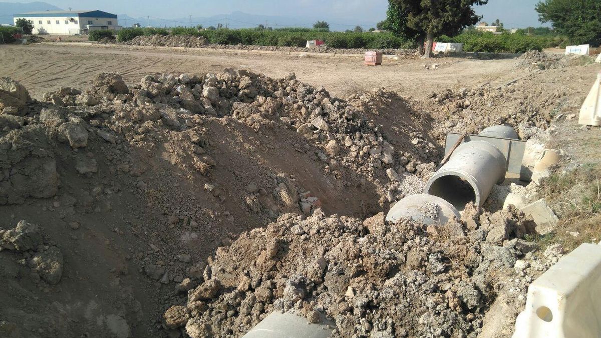 Entubamiento del brazal de los Calixtros de la acequia de Pitarque, en plena huerta del Esparragal y Casillas, en Murcia