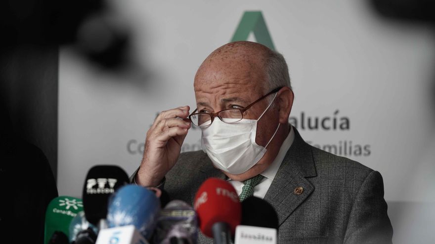 ¿Por qué la Junta reporta el 37% de vacunas inyectadas en Andalucía y el Gobierno reduce la cifra al 18%?