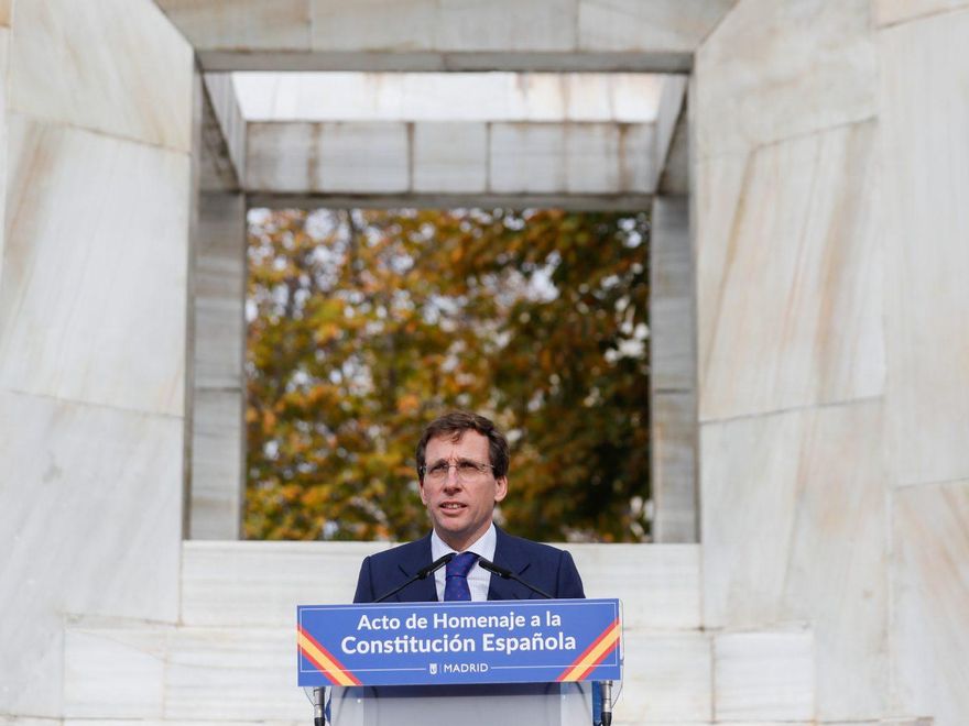 Almeida, durante la lectura del artículo 14, con el monumento a la Constitución de fondo
