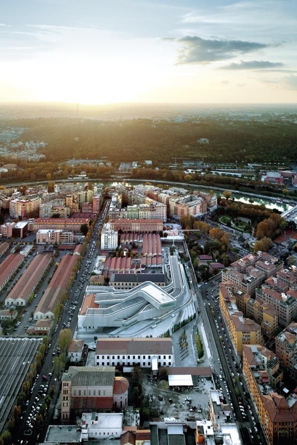 Hadid & Schumacher, MAXXI, Roma, Italia, foto de Iwan Baan Situado en un área de Roma fragmentada pero consolidada, el MAXXI se ha proyectado como un campus del arte capaz de activar su entorno urbano, con el que se relaciona gracias al carácter abierto de su planta baja. El proyecto congela los flujos circulatorios que lo atraviesan en una forma arquitectónica continua, sinuosa y de materialidad contundente, cuyo interior gravita en torno al vacío del vestíbulo principal de la planta de acceso. Los diagramas de flujos también determinan la geometría de los brazos superiores, ocupados por salas para la exposición de arte y arquitectura.