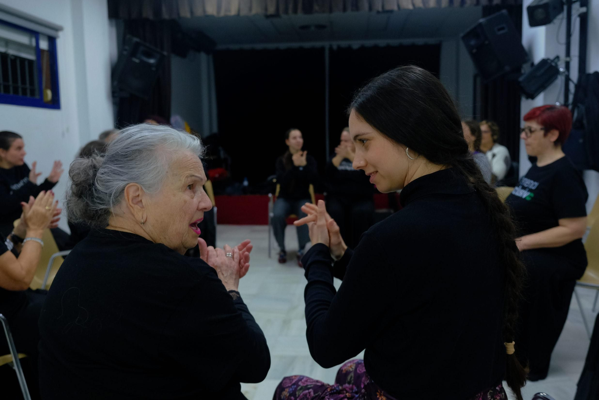 Una de las alumnas junto a la joven monitora de Flamenco Inclusivo.