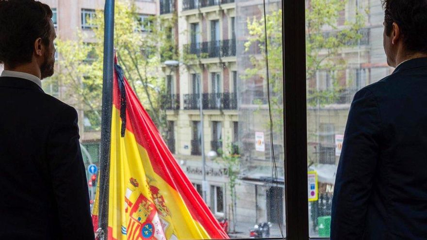 Pablo Casado posa en un minuto de silencio en la sede del PP.