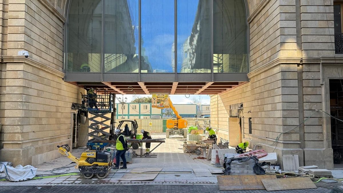 Arco del histórico edificio de la entidad bancaria que albergará el espacio cultural Faro Santander.