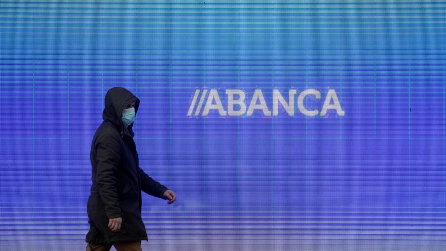 Abanca se hace con la subvención de 3 millones de la Xunta para instalar cajeros en ayuntamientos afectados por el cierre masivo de oficinas