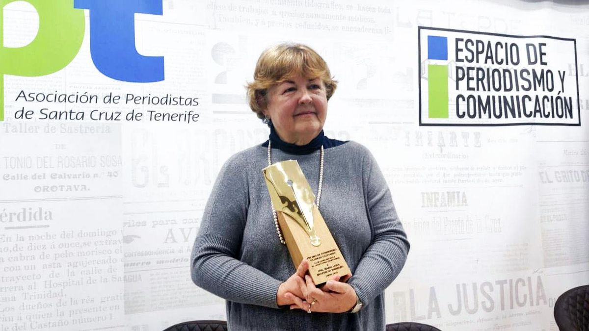 María Luisa Arozarena recibe el Premio Patricio Estévanez de la Asociación de Periodistas de Santa Cruz de Tenerife